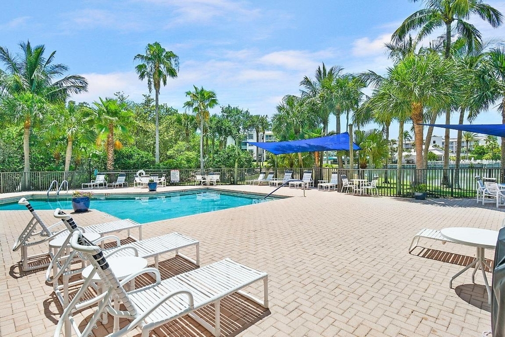 221 Ne Plantation Road - Photo 1