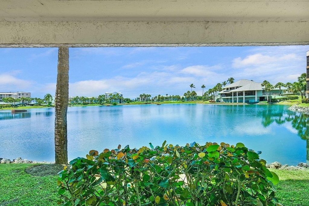 221 Ne Plantation Road - Photo 2