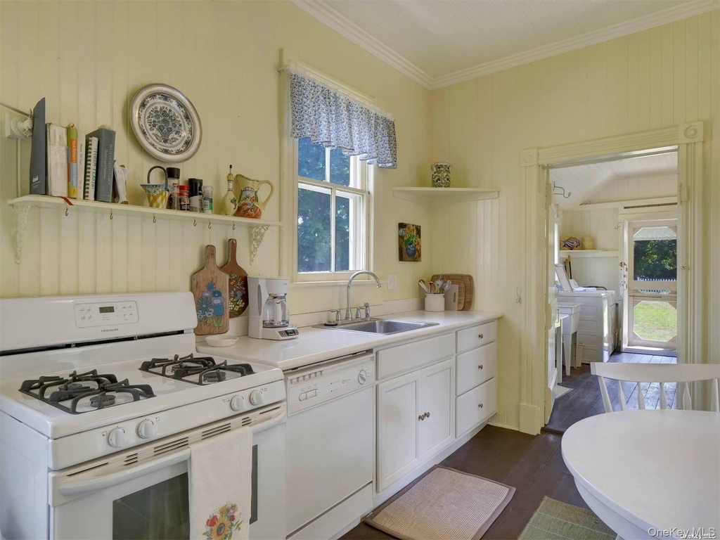 51 Quogue Street - Photo 18