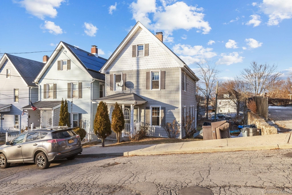 983 Warren Avenue - Photo 0
