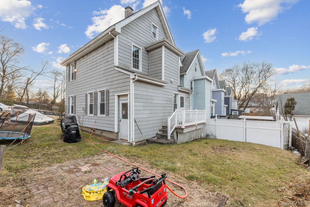 983 Warren Avenue - Photo 3
