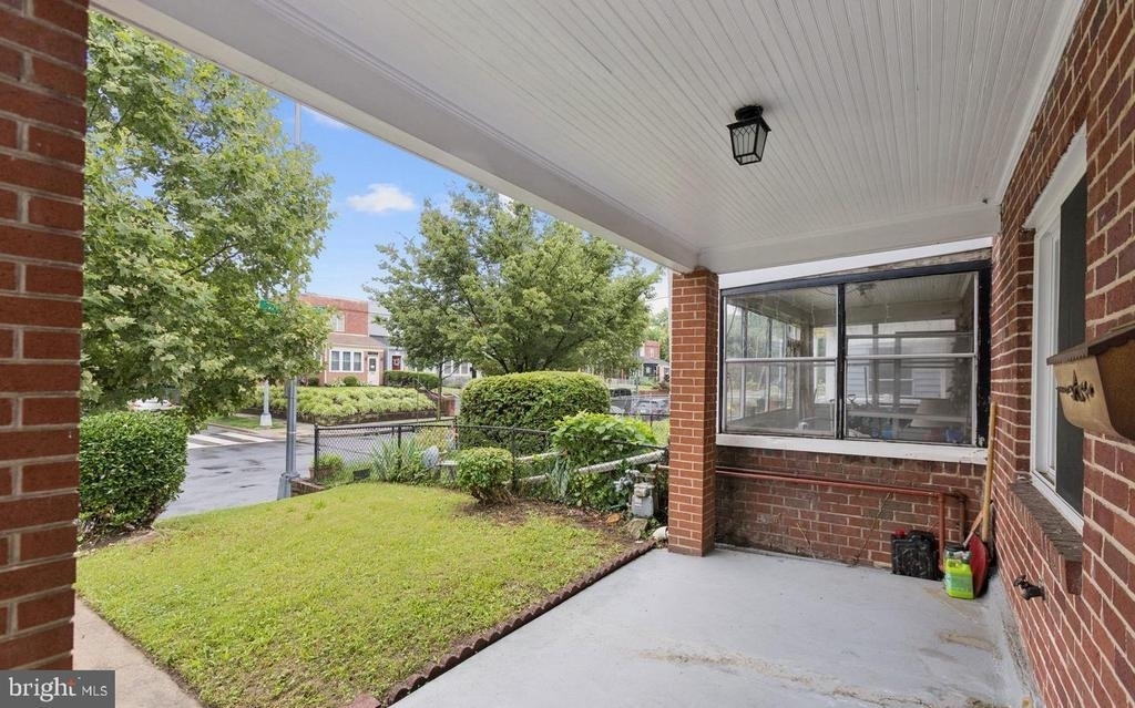 128 33rd Street Ne - Photo 2