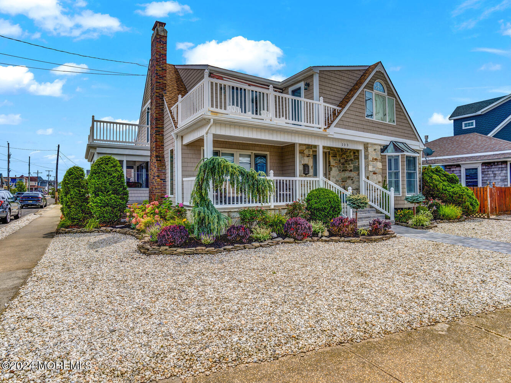 200 S Bayview Avenue - Photo 1