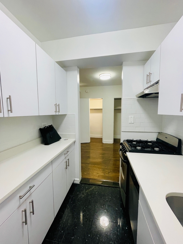 East 57th Street / Third Avenue - Photo 8