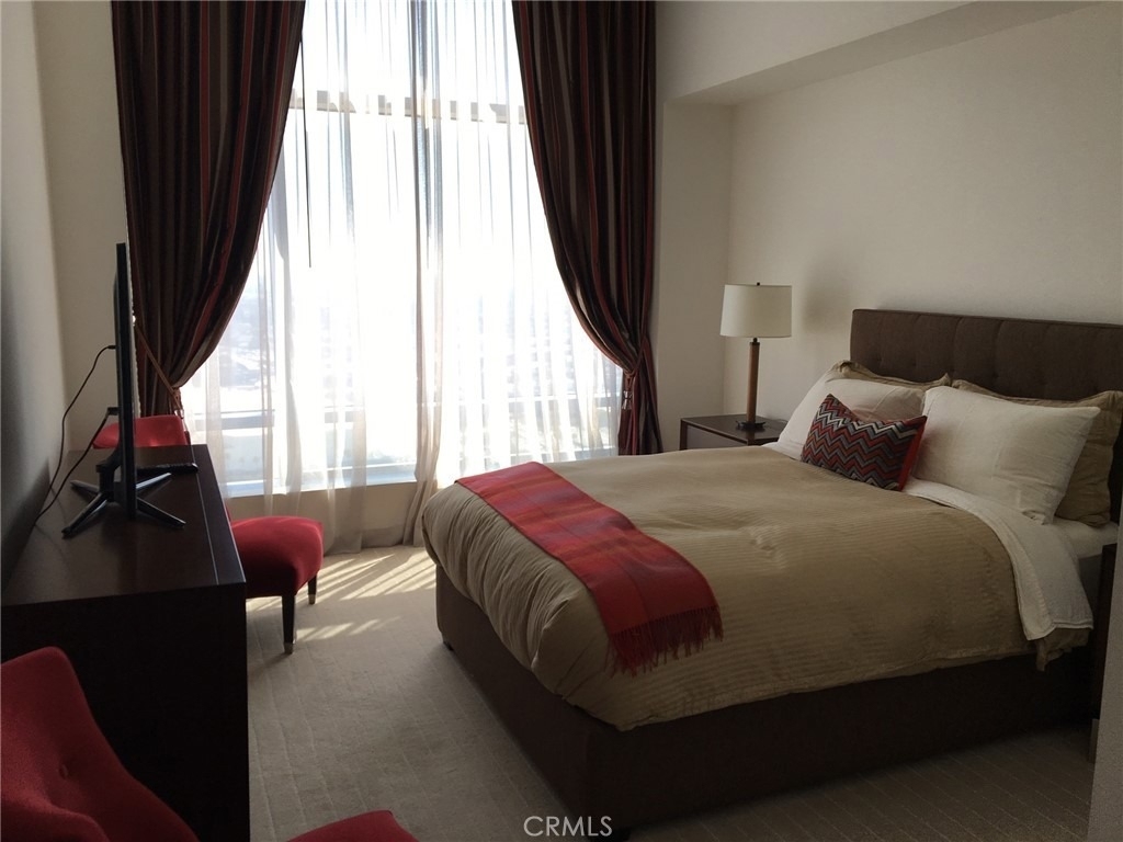 900 W Olympic Boulevard - Photo 10