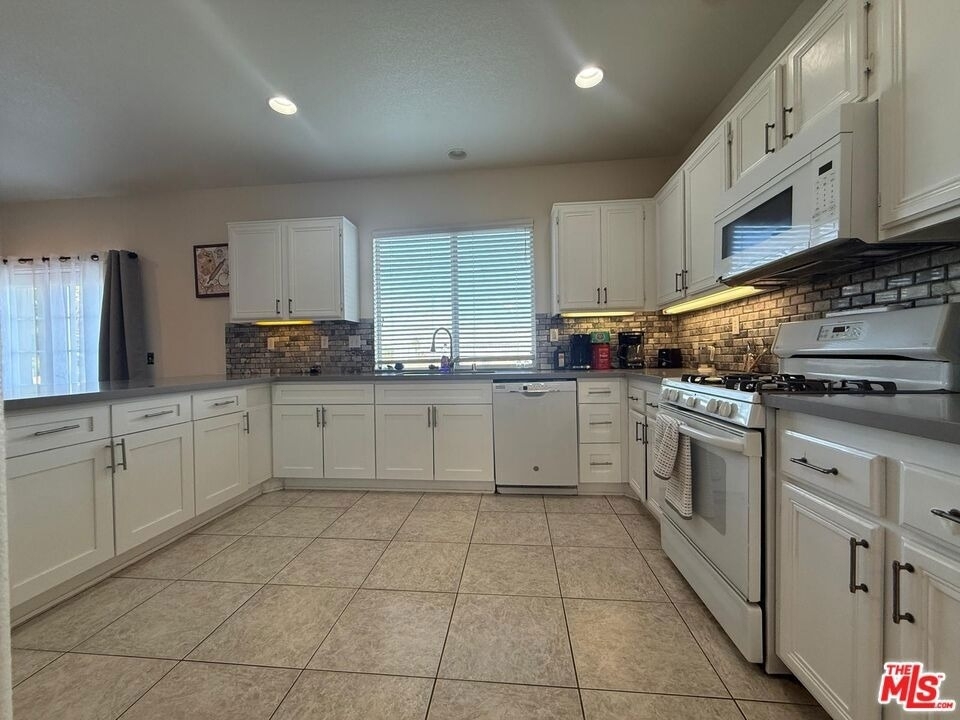 719 W Avenue Q10 - Photo 4