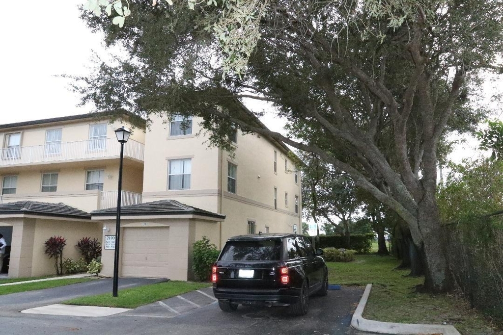 2100 Greenview Shores Boulevard - Photo 4