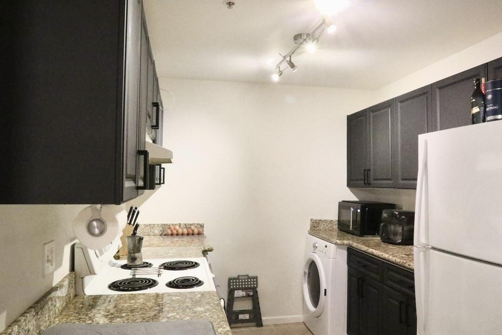 2100 Greenview Shores Boulevard - Photo 5