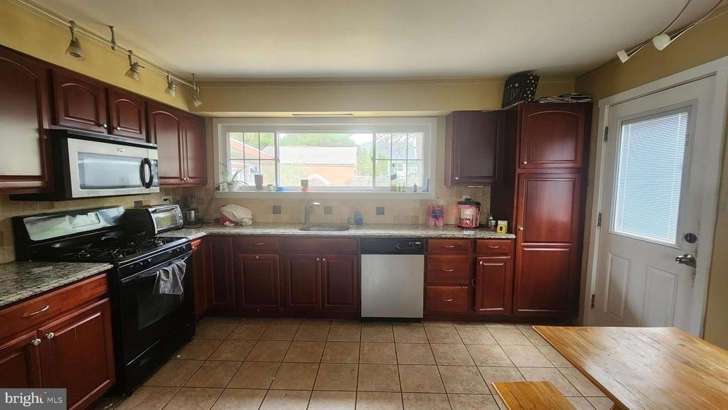804 Carpenter Street - Photo 2
