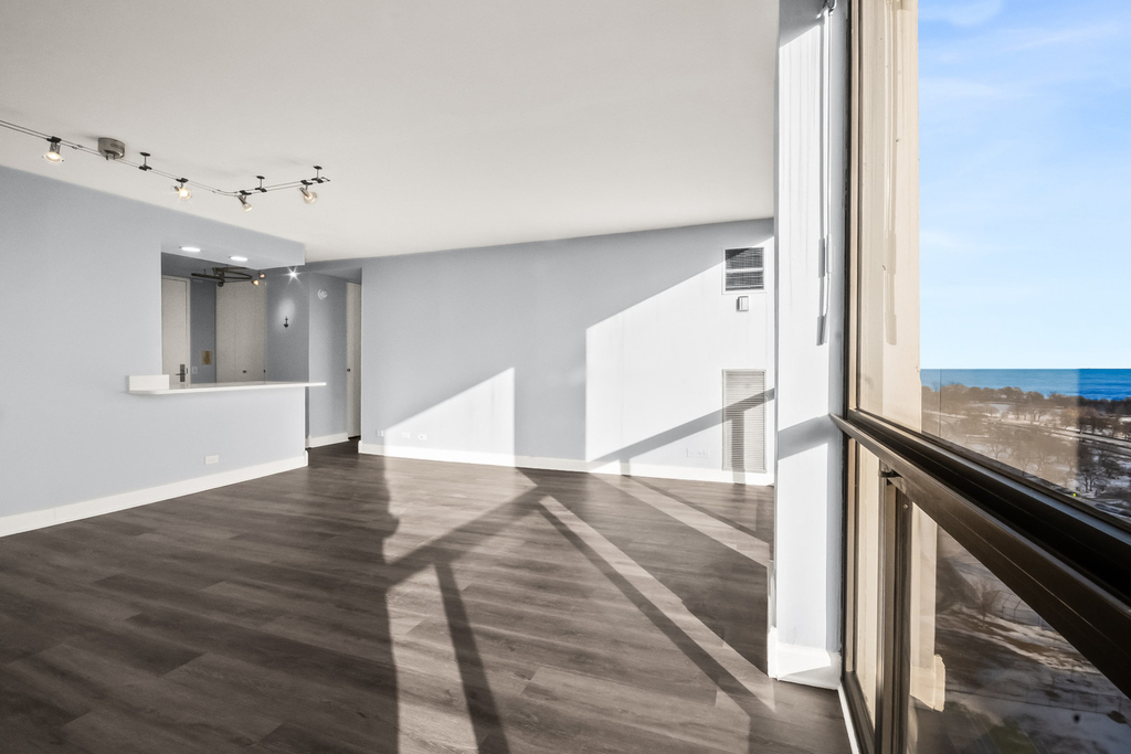 4343 N Clarendon Avenue - Photo 5