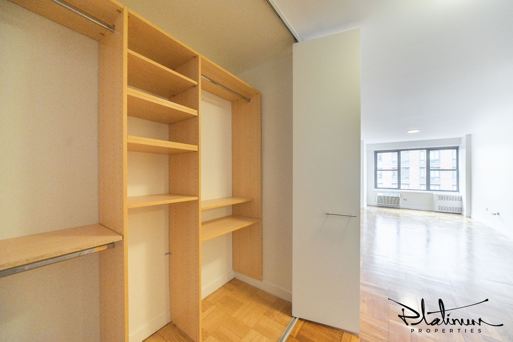 4th Avenue - Photo 4