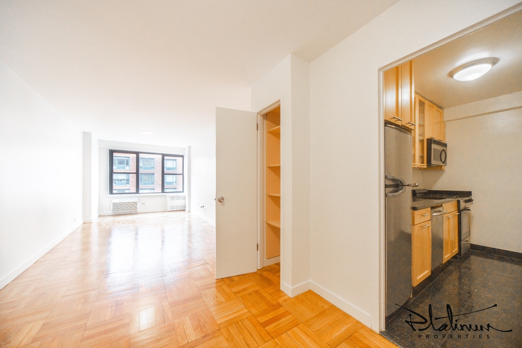 4th Avenue - Photo 2