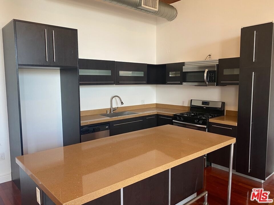 652 Mateo Street - Photo 7