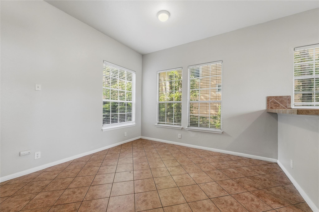 5102 Caswell Ave - Photo 4