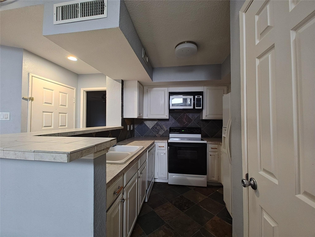 10855 Meadowglen Lane - Photo 11