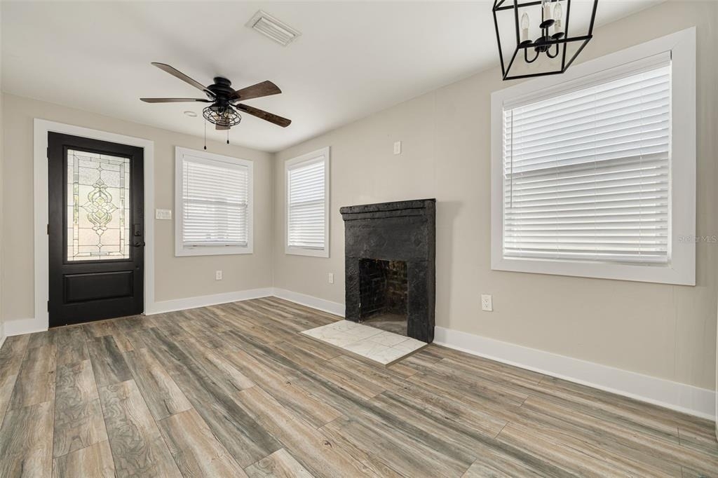 106 W Haya Street - Photo 2