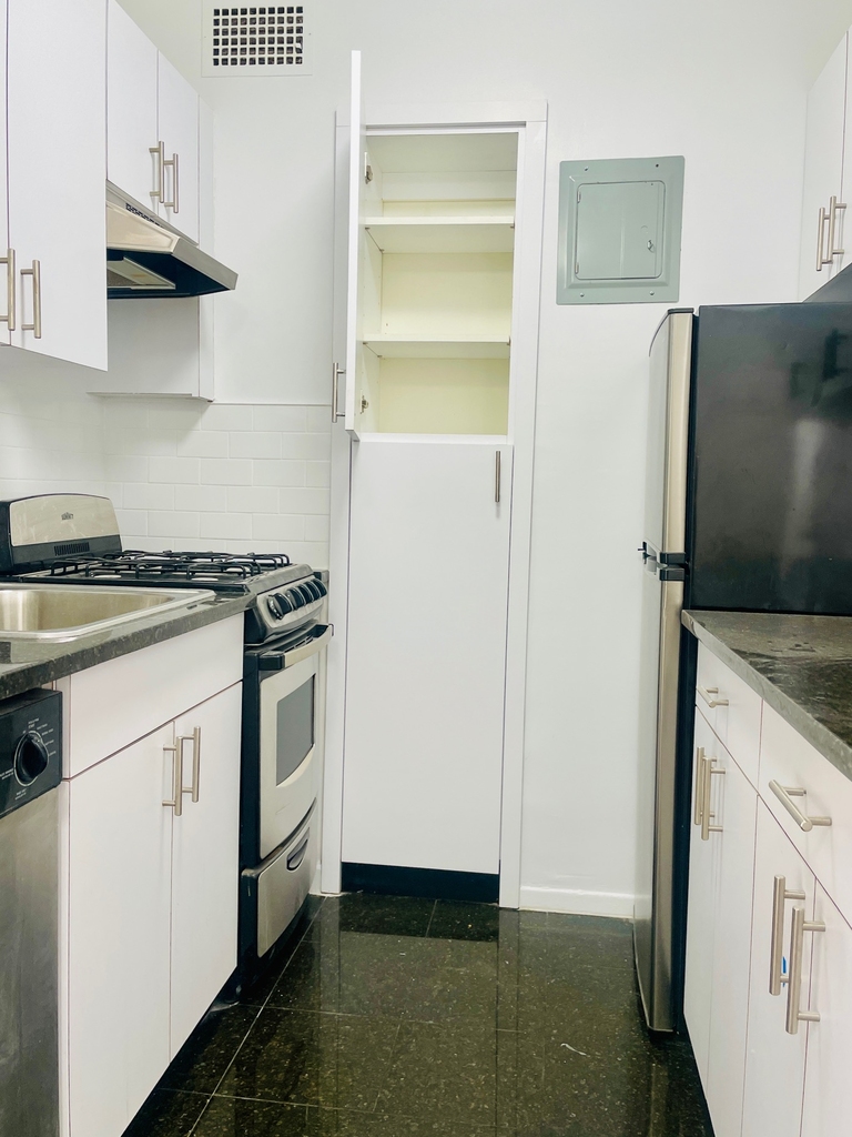 East 89th Street - Photo 8