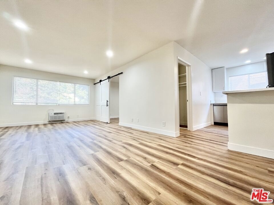 1784 N Sycamore Ave - Photo 1