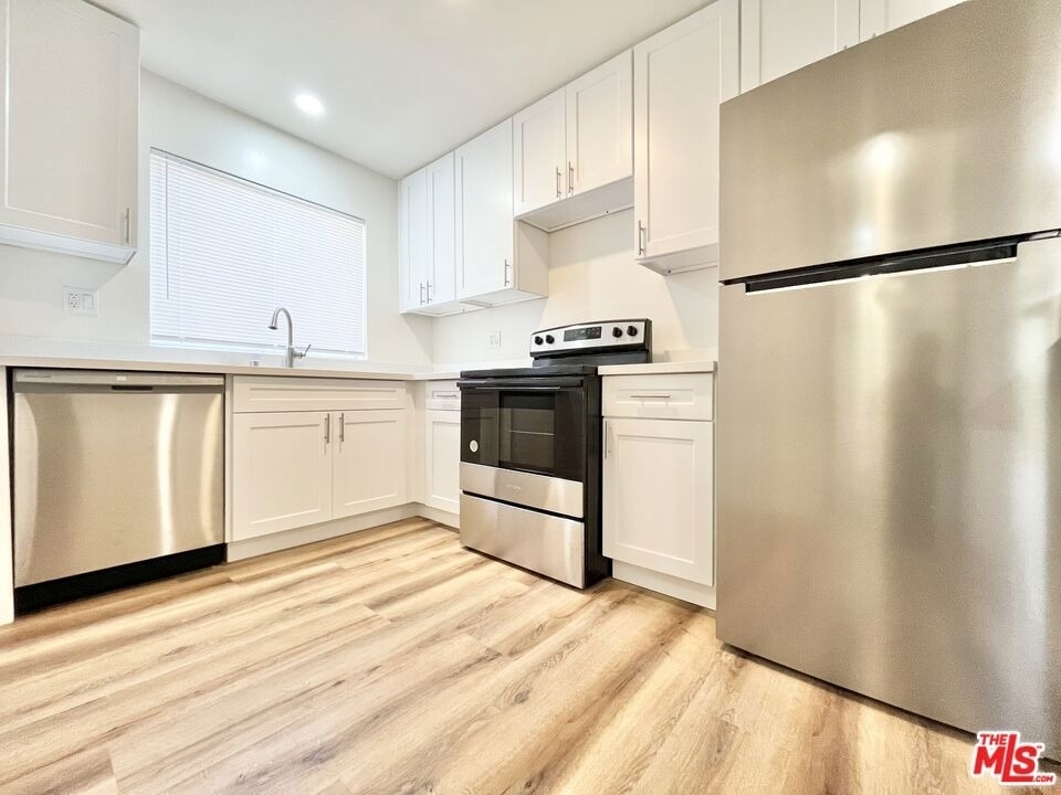 1784 N Sycamore Ave - Photo 2