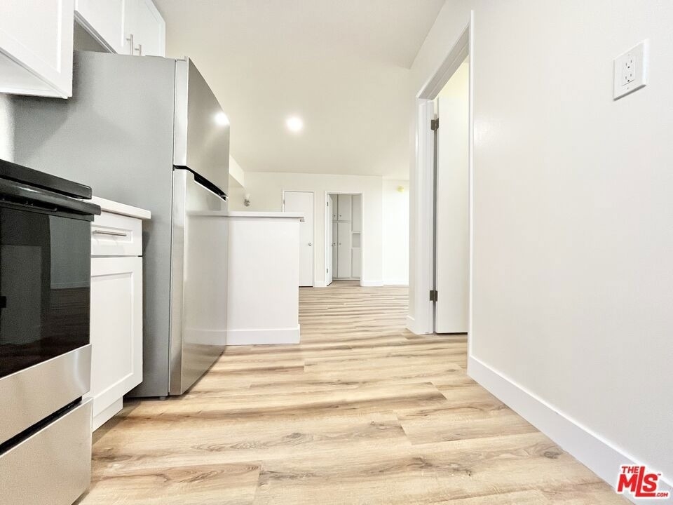 1784 N Sycamore Ave - Photo 3