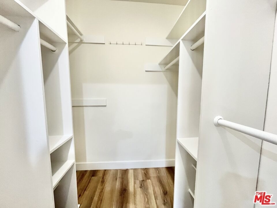 1784 N Sycamore Ave - Photo 9