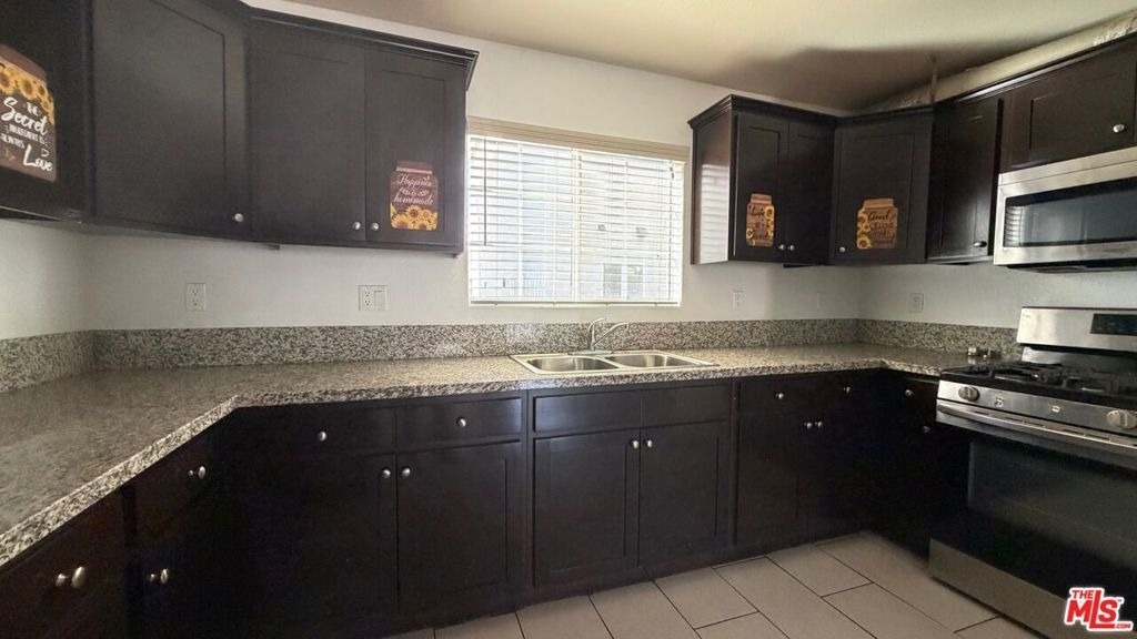 1210 W 39th Street - Photo 5