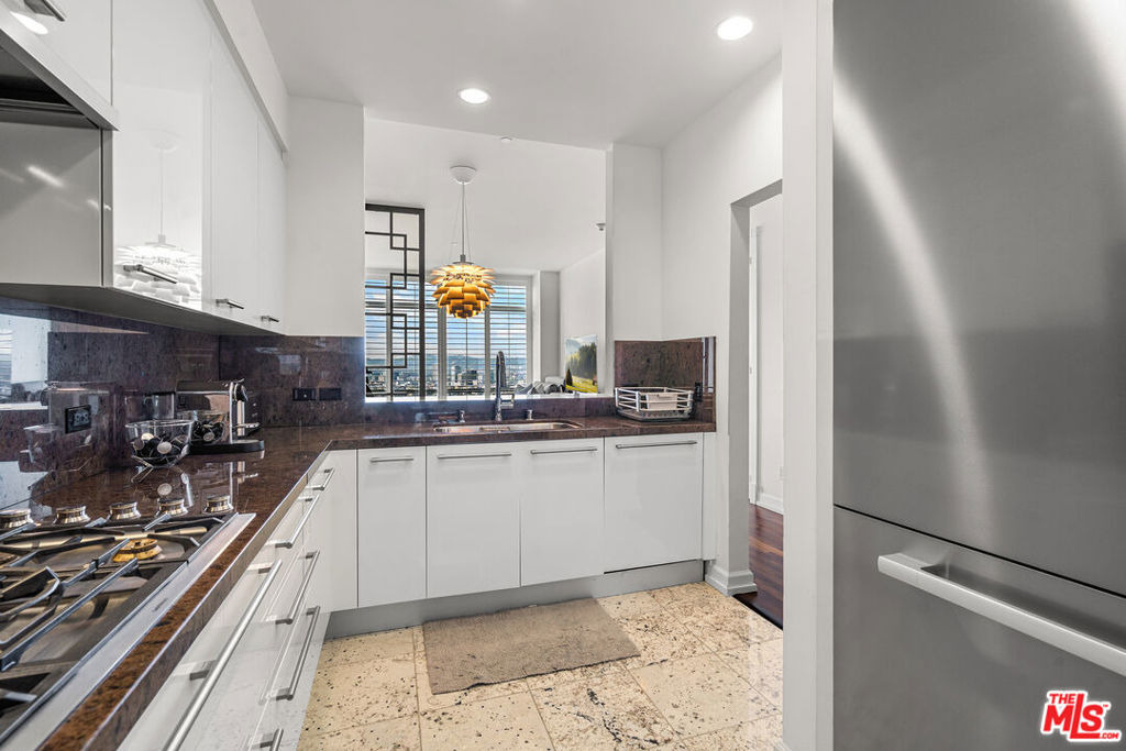 900 W Olympic Boulevard - Photo 13