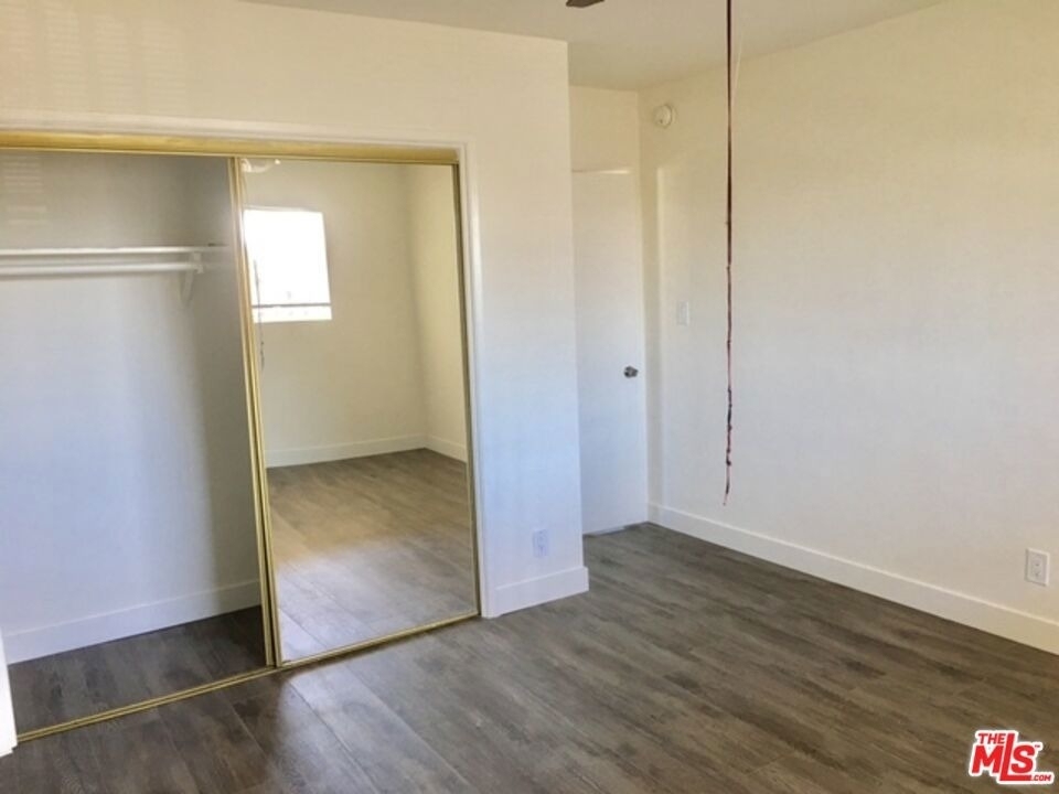 1353 W 36th Place - Photo 4