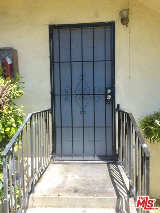 1353 W 36th Place - Photo 8