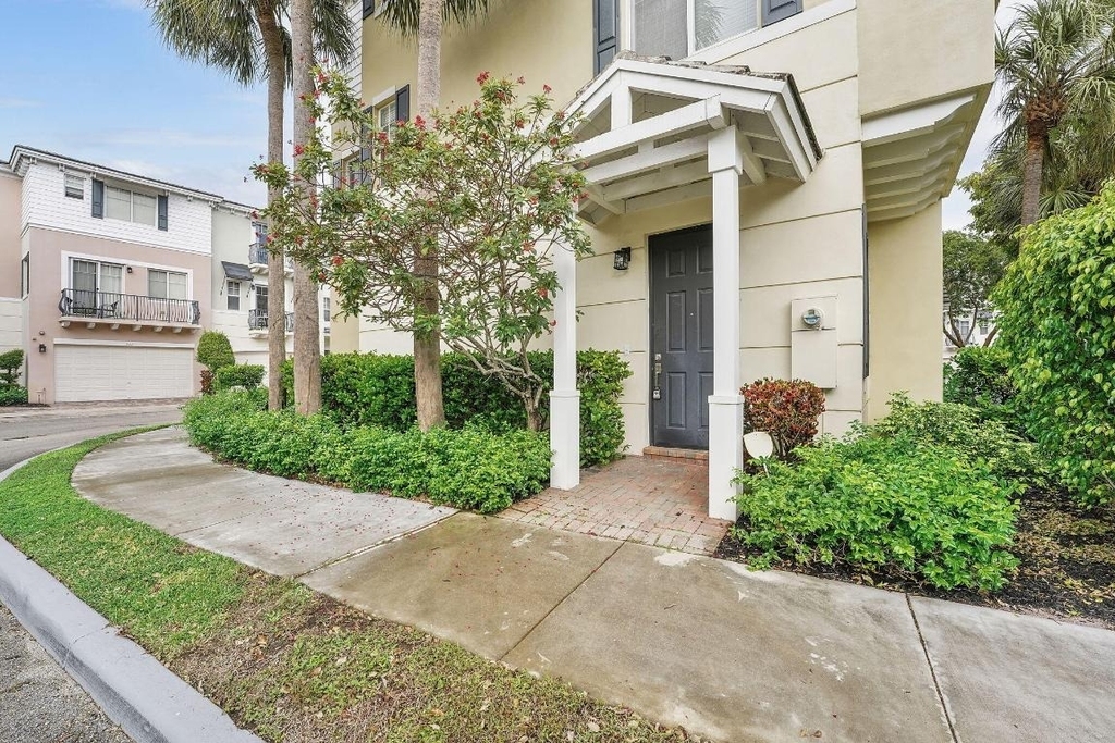 560 Nw 39th Circle - Photo 1