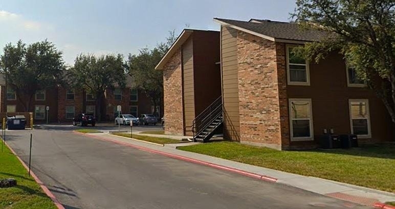 513 W Frontage St - Photo 3