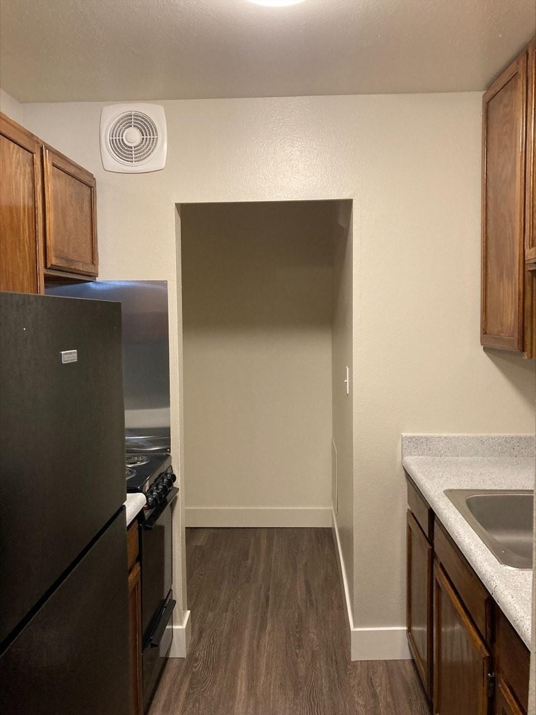 1411 8th St - Photo 2