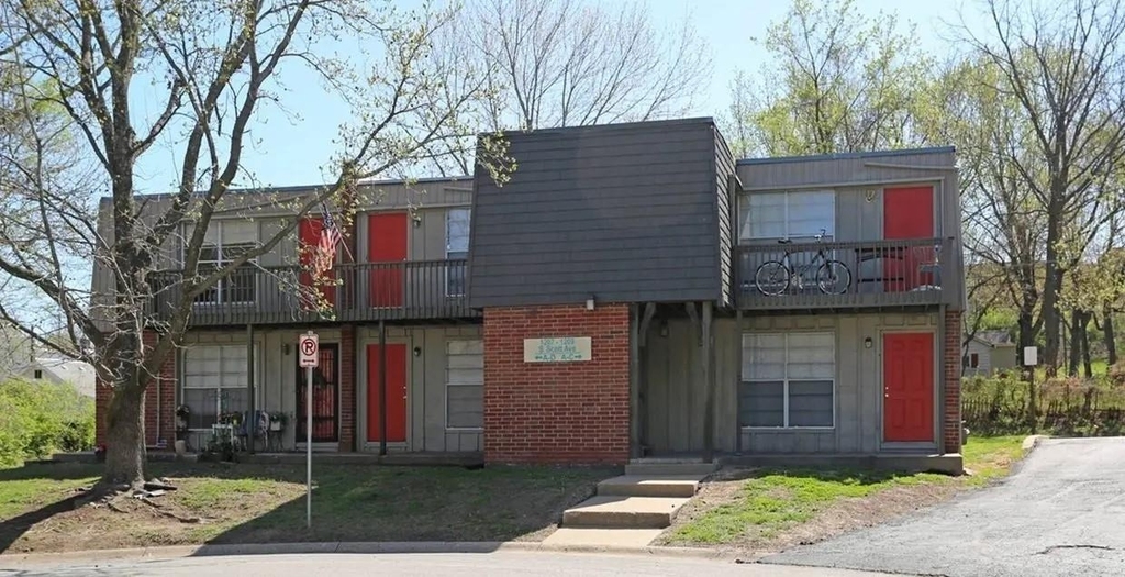 1301 S Scott Ave - Photo 1