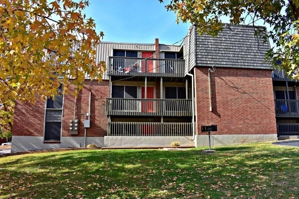 1301 S Scott Ave - Photo 2