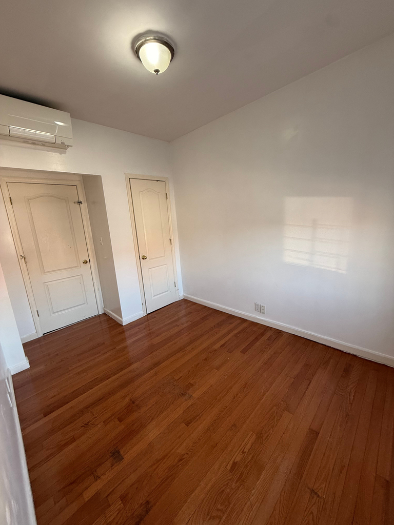 stillwell avenue - Photo 1
