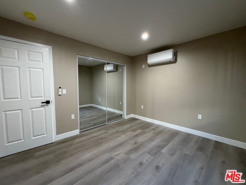 3568 S Budlong Avenue - Photo 3