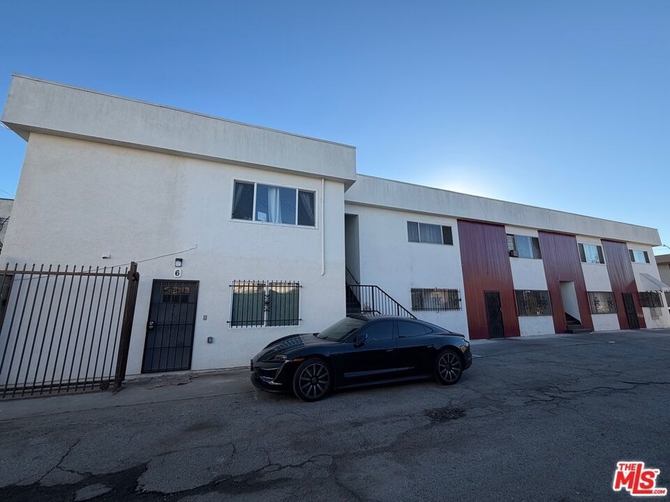 3568 S Budlong Avenue - Photo 6