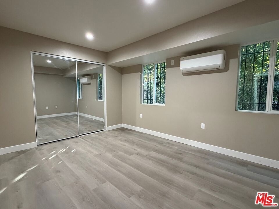 3568 S Budlong Avenue - Photo 4
