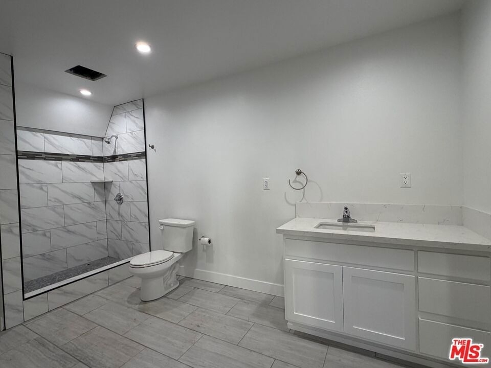 3568 S Budlong Avenue - Photo 5