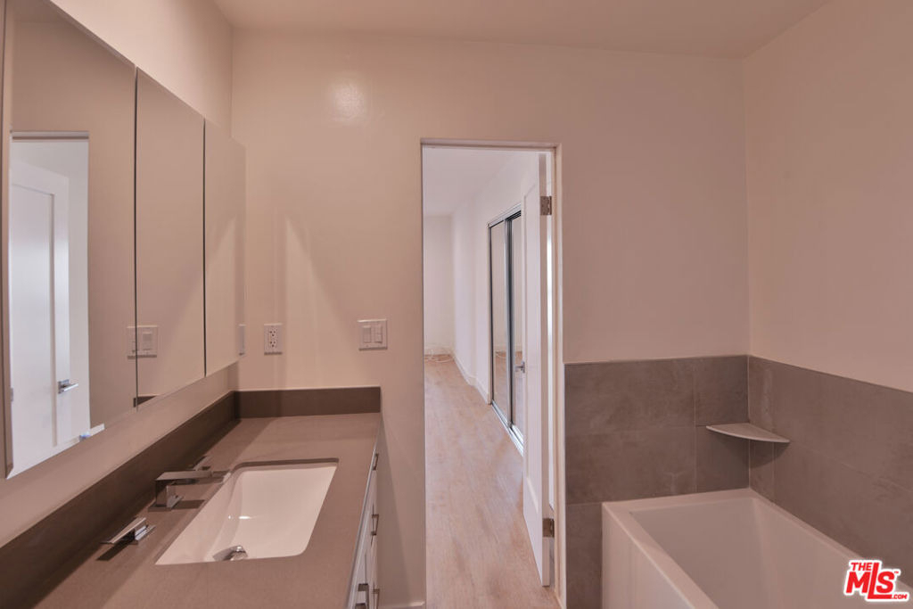 136 S Palm Drive - Photo 9