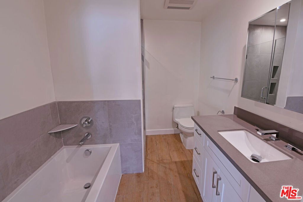 136 S Palm Drive - Photo 8