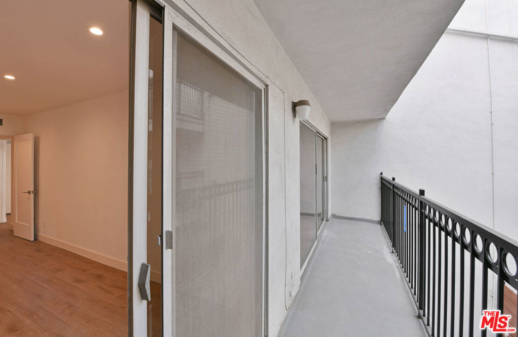 136 S Palm Drive - Photo 11