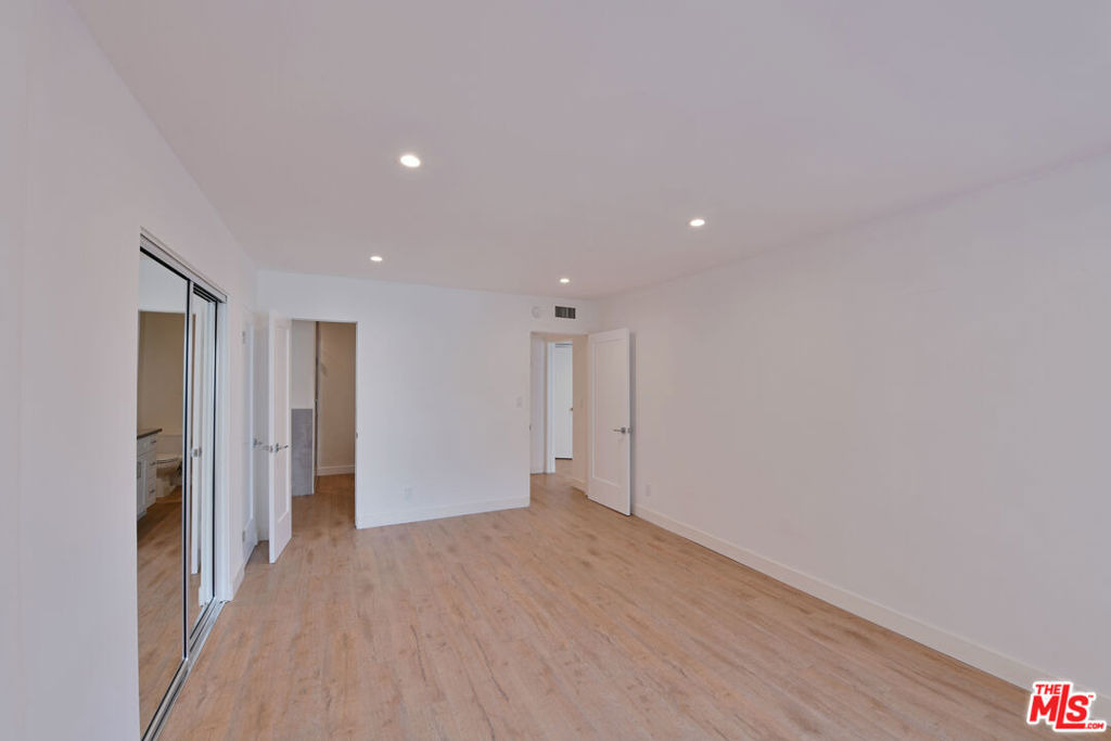 136 S Palm Drive - Photo 7