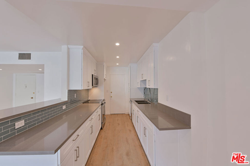 136 S Palm Drive - Photo 2