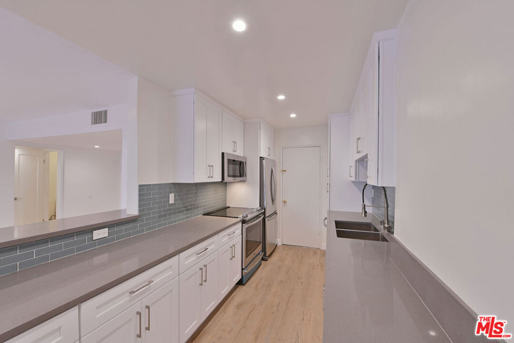 136 S Palm Drive - Photo 3