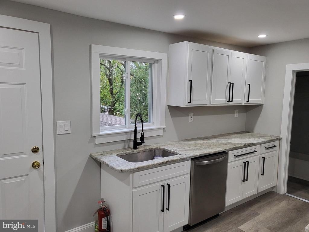 212 Warren Street - Photo 14