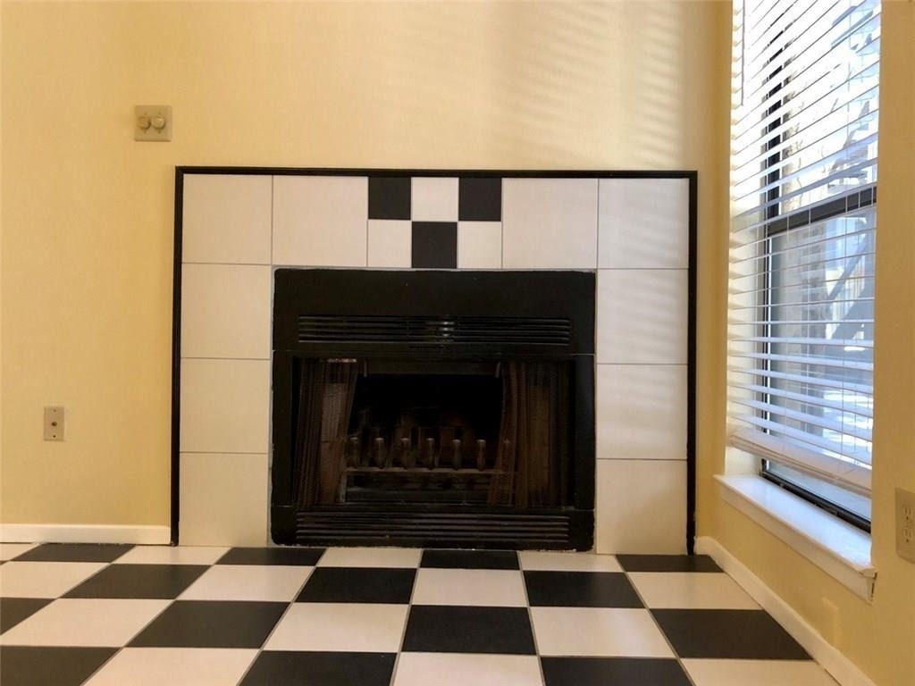 806 W 24th St - Photo 2
