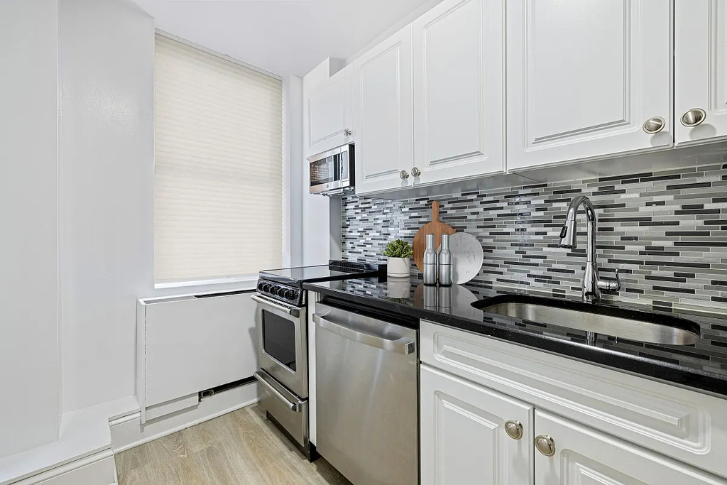 West 34th Street - Photo 2