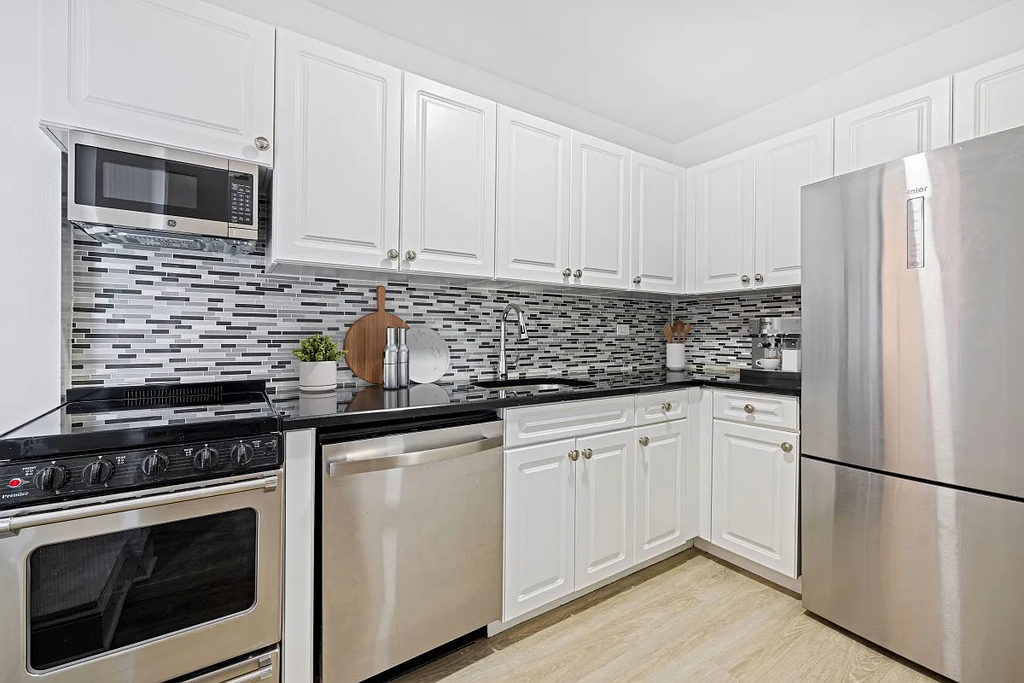West 34th Street - Photo 1