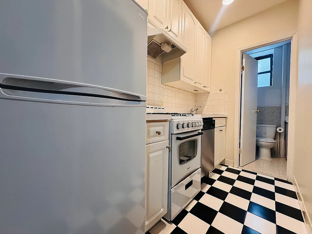 405 West 45th Street - Photo 3